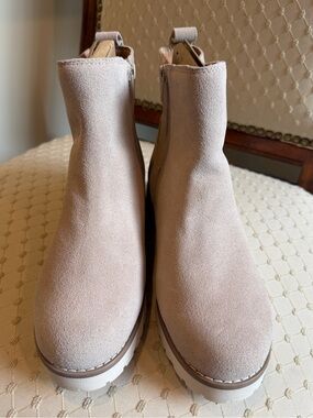 New in Box Crown Vintage Women's Suede Ankle Boots in Light Taupe. 7W.